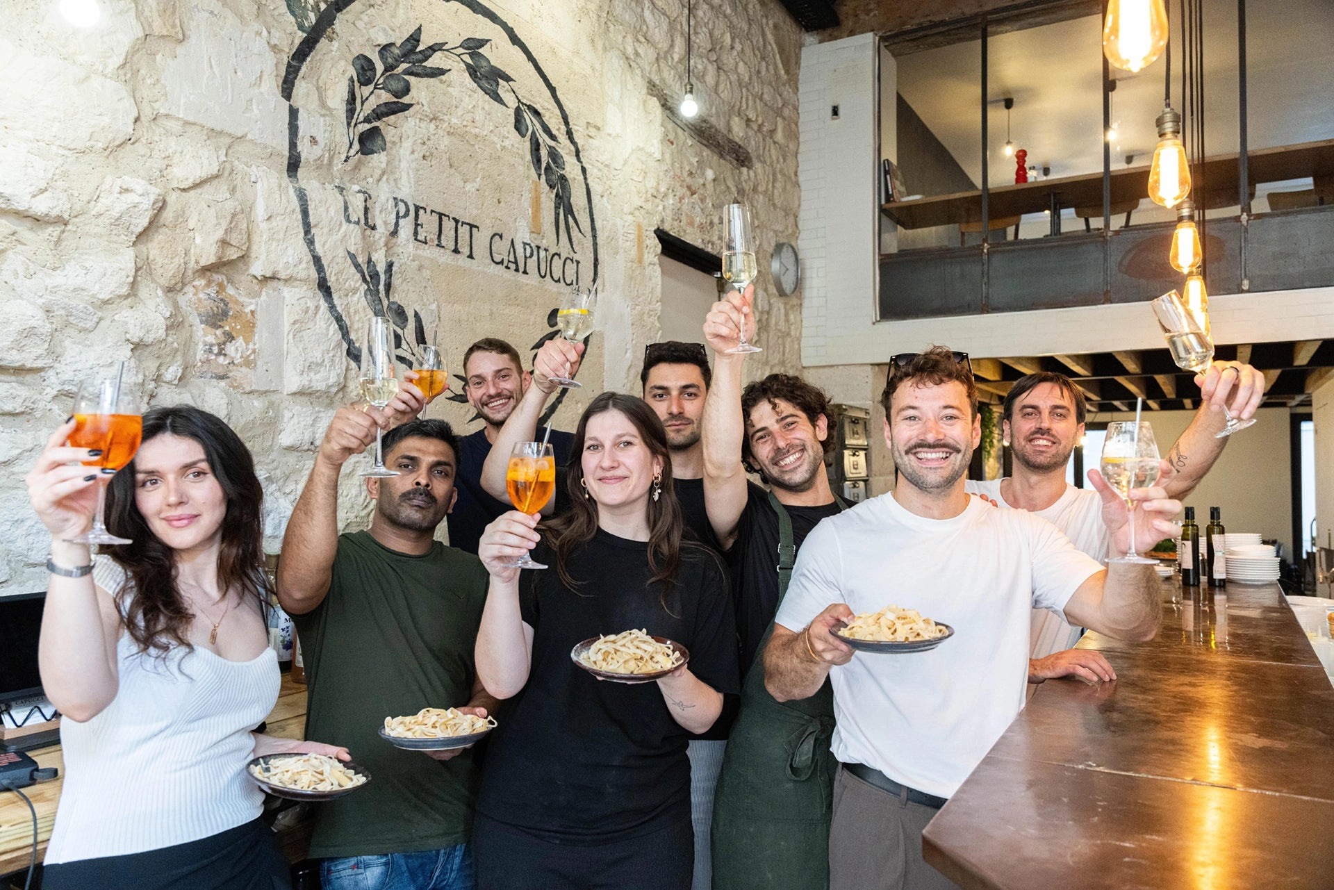 groupe de personne portant un toast lors d'un atelier team building 